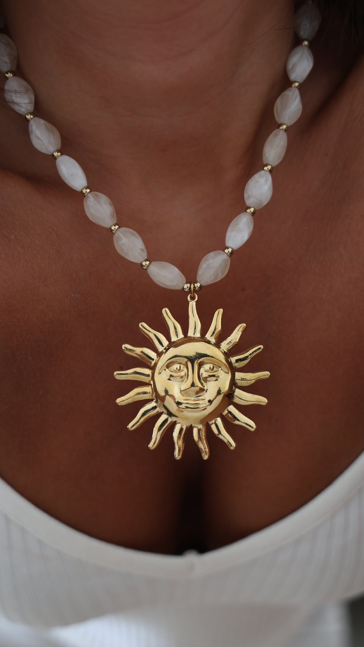 Colar sol branco