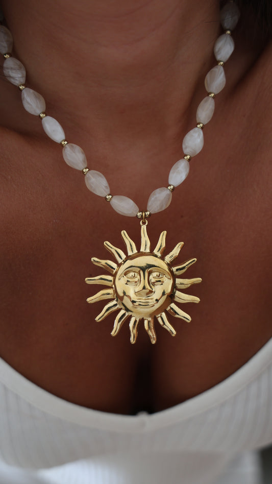 Colar sol branco